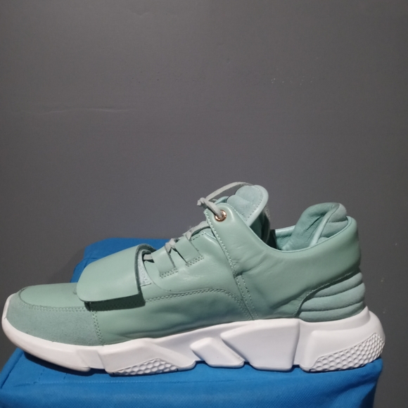 **RARE** SIA COLLECTIVE SNEAKERS - Picture 2 of 11